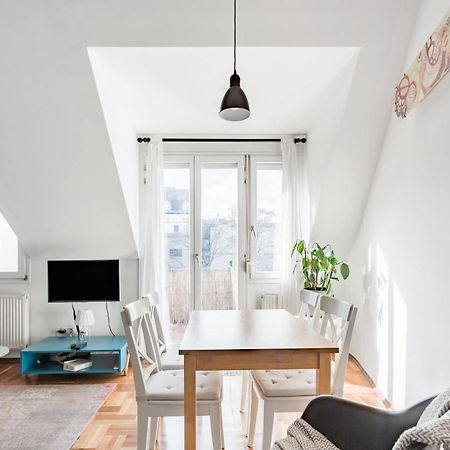 Relax Into Loft Living At A Light-Filled City Escape บูดาเปสต์ ภายนอก รูปภาพ