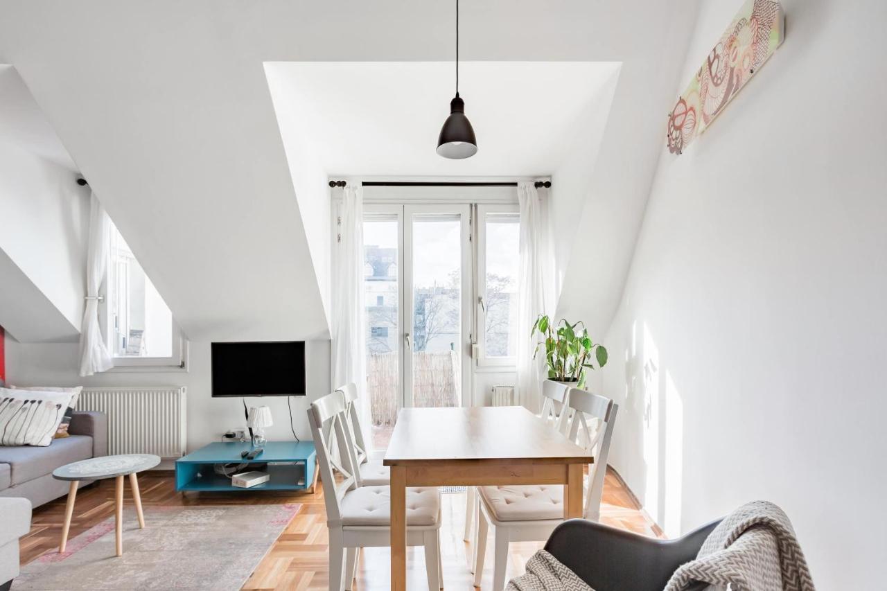 Relax Into Loft Living At A Light-Filled City Escape บูดาเปสต์ ภายนอก รูปภาพ